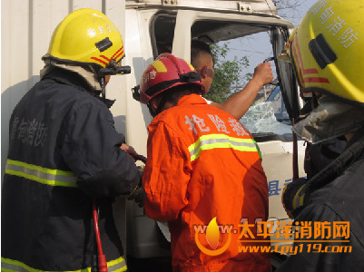 湖州两车追尾,,2人被困