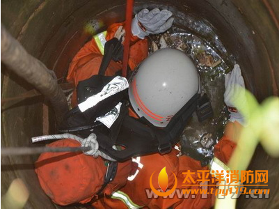 云南一头300多斤耕牛掉入深井