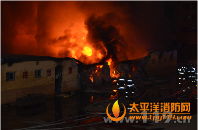 榆林市一彩钢库房起火