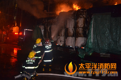 福建龙岩满载40余吨纸张突发大火