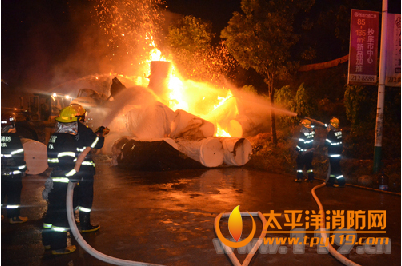 福建龙岩满载40余吨纸张突发大火