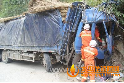 丽水货车失控撞山体,4人被困