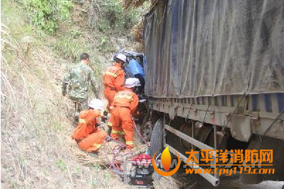 丽水货车失控撞山体,4人被困