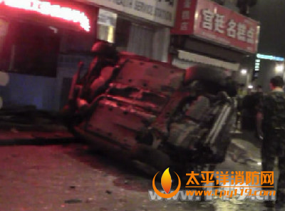 常州一轿车翻车,1人被困