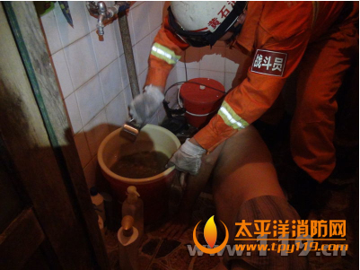 黄石一居民为疏通下水道手被卡