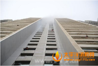 新疆一大厦电缆失火,多人被困