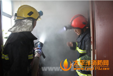 新疆一大厦电缆失火,多人被困