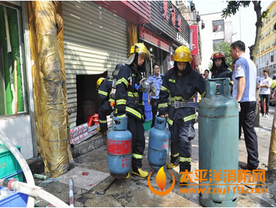 泉州一烤鱼店着火