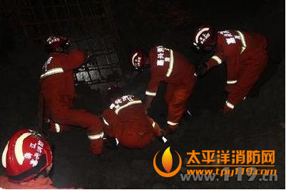 嘉兴路段发生坍塌,2人被埋