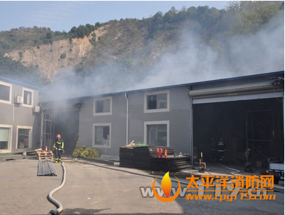 杭州一小区附近厂房起火