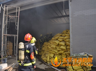 杭州一小区附近厂房起火