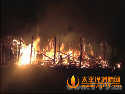 福州一木质民房工厂起火