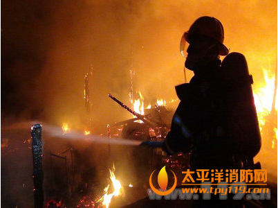 福州一木质民房工厂起火