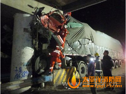 河南一大货车在312国道撞桥柱