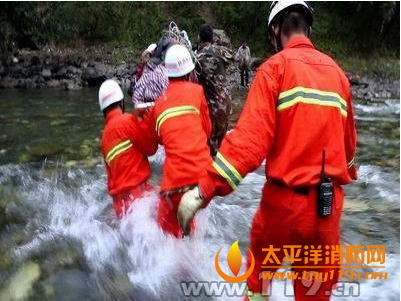 云南香格里拉县一面包车坠崖