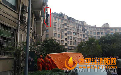 诸暨市空调安装工踩空悬挂三楼窗外