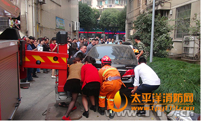 诸暨市空调安装工踩空悬挂三楼窗外
