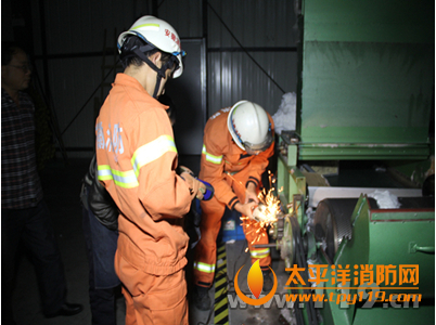 芜湖一工厂工人被机器卡住