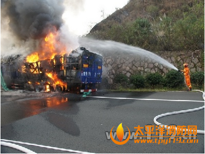台金高速一大货车爆胎起火