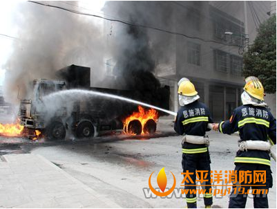 湖北一大货车起火