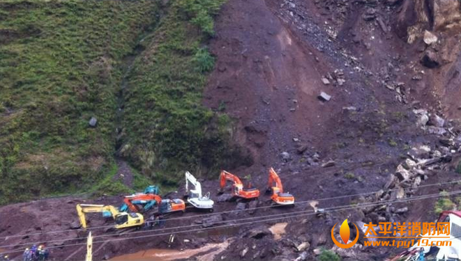 昆明东川新村因连续降雨致山体滑坡