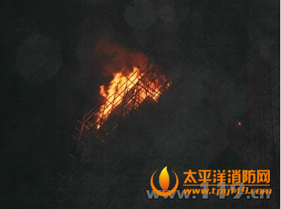 湖北一在建高楼凌晨大火