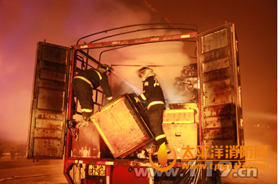 武汉装载百万物资货车大火
