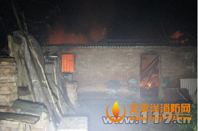 淮安民房大火孝儿救双亲