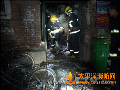 呼和浩特一公寓楼起火