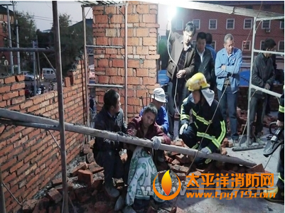 江东在建民房施工工人钢筋穿身