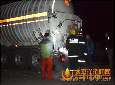 九江20吨天然气车槽罐车泄漏