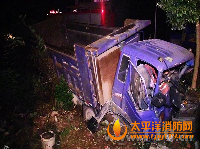孝感一大货车坠深坑