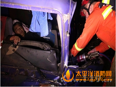 孝感一大货车坠深坑