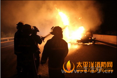韶关广乐高速大货车起火