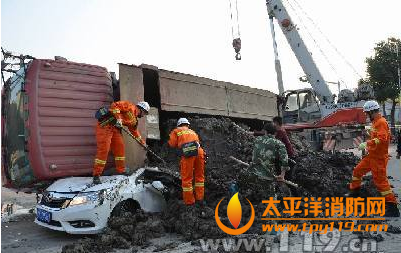 嘉兴满载工程车压扁小娇车