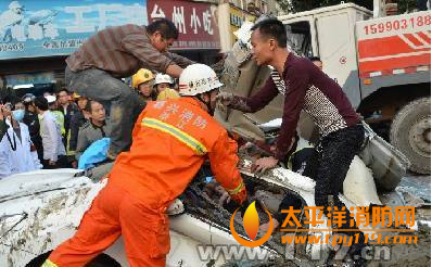 嘉兴满载工程车压扁小娇车