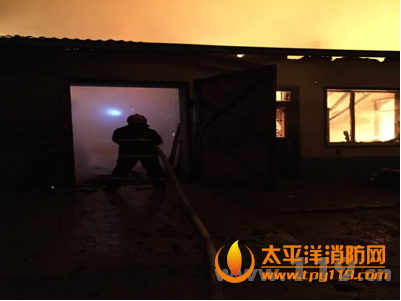 吉林平房失火引燃大片玉米地