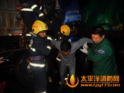 哈密连霍高速两车追尾致2人被困