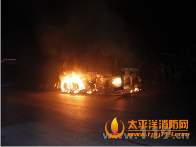 云南满载石材大货车起火