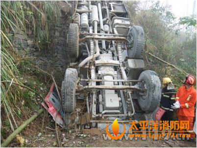 湖北团风重型卡车翻入山沟