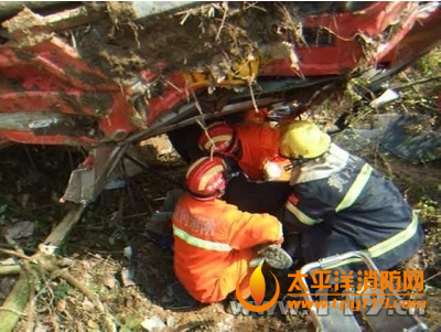 湖北团风重型卡车翻入山沟