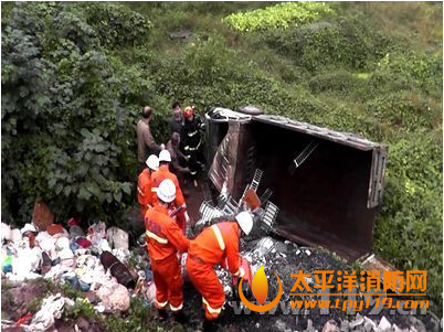 重庆小型货车翻入深沟