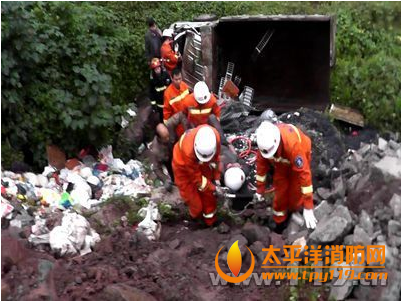 重庆小型货车翻入深沟