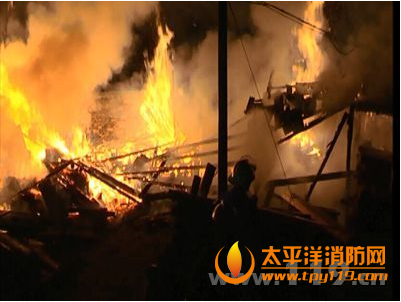 吉安市一木材工厂起火