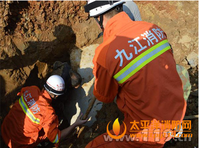 九江工地坍塌1人被埋
