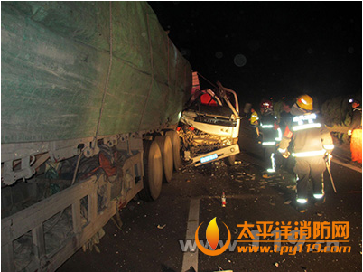 嵊州两车追尾致3人被困