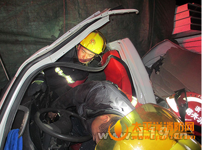 嵊州两车追尾致3人被困