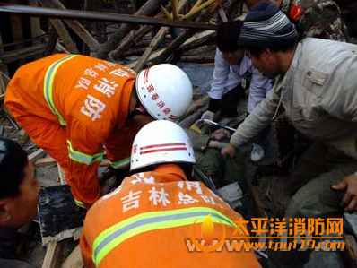 吉林在建工地塔吊倒塌致4人被埋