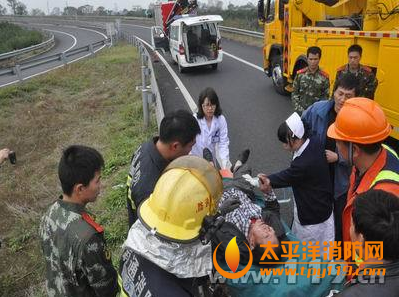 南通一大货车侧翻司机被困