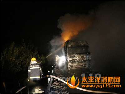 汉川满载货物大货车起火